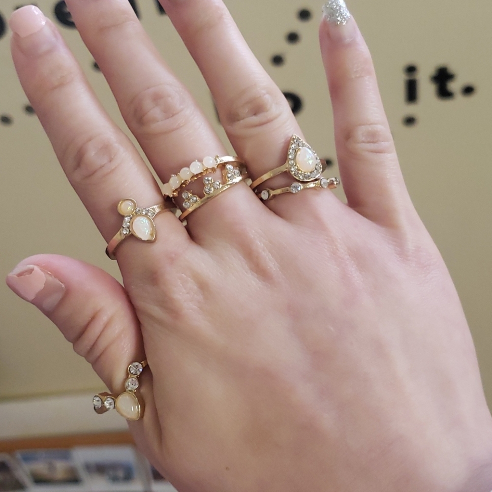 (15) Gold Rings - Picture 2 of 4